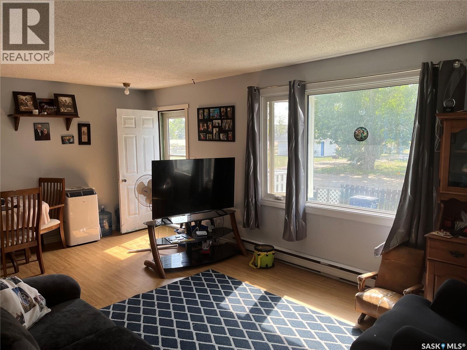 128 1st Avenue S, Coronach, Saskatchewan  S0H 0Z0 - Photo 5 - SK047997