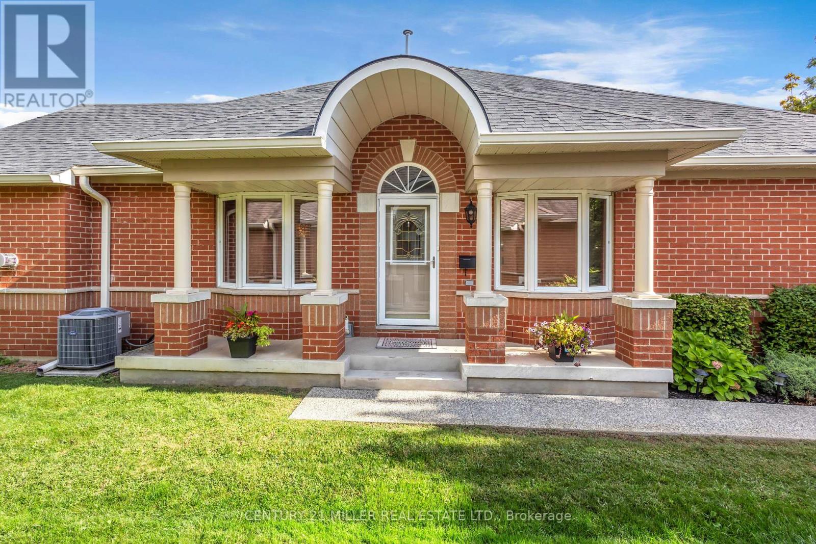4 - 2175 Country Club Drive, Burlington, Ontario  L7M 4H9 - Photo 2 - W13764382