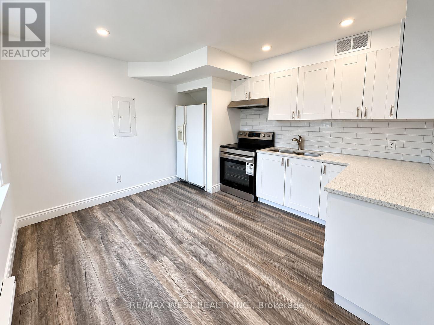 Main Level - 533 Courtland Avenue E, Kitchener, Ontario  N2G 2W9 - Photo 2 - X13764590