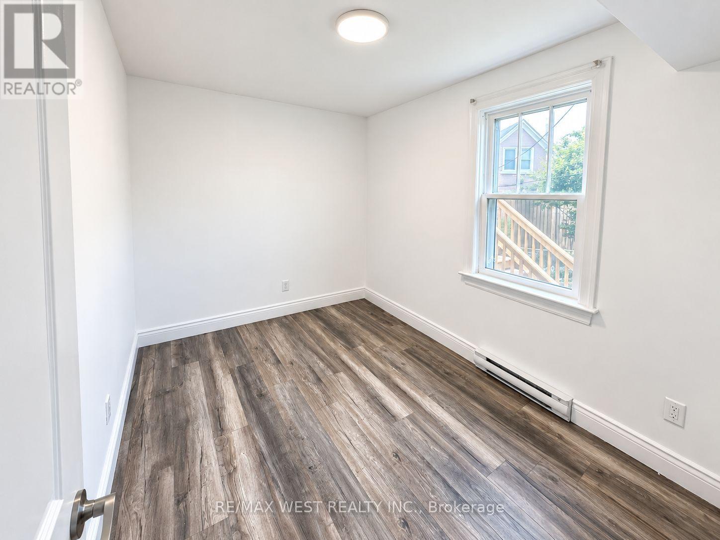 Main Level - 533 Courtland Avenue E, Kitchener, Ontario  N2G 2W9 - Photo 13 - X13764590