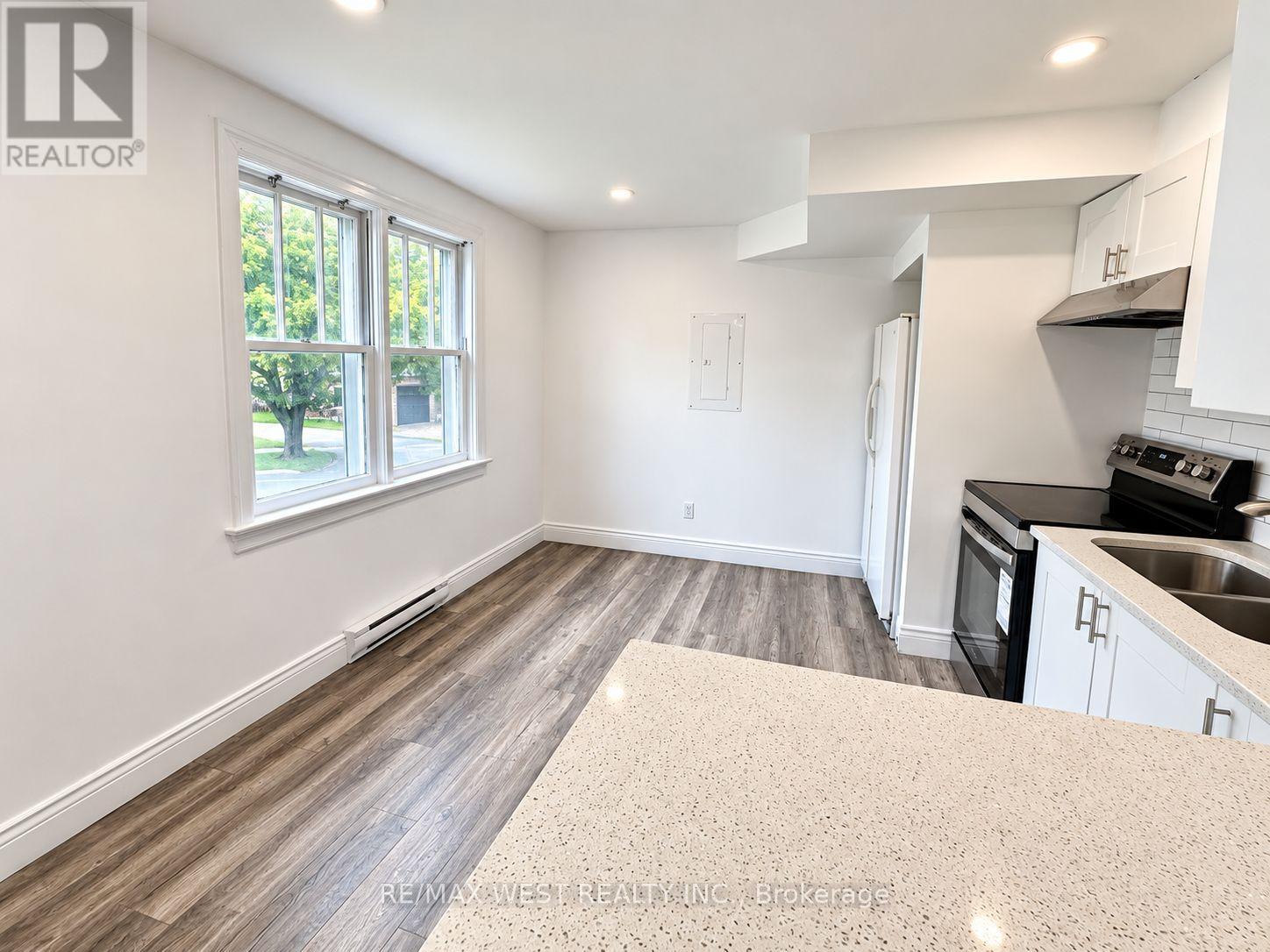 Main Level - 533 Courtland Avenue E, Kitchener, Ontario  N2G 2W9 - Photo 4 - X13764590