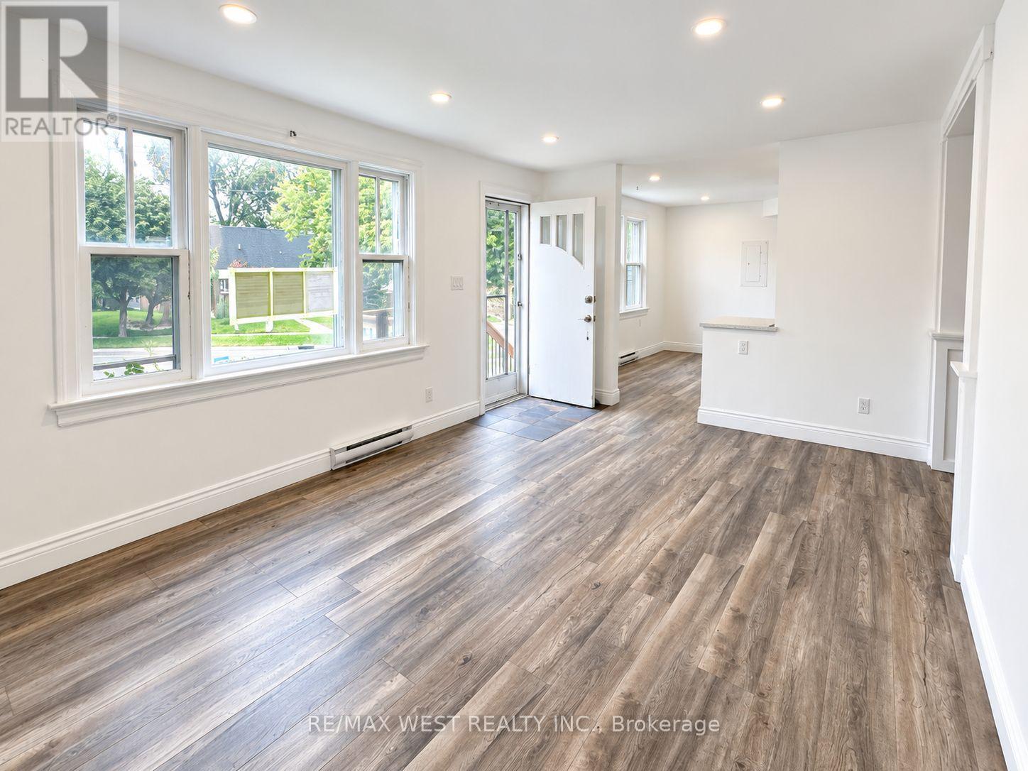 Main Level - 533 Courtland Avenue E, Kitchener, Ontario  N2G 2W9 - Photo 5 - X13764590