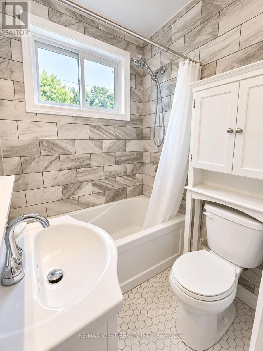 Main Level - 533 Courtland Avenue E, Kitchener, Ontario  N2G 2W9 - Photo 11 - X13764590