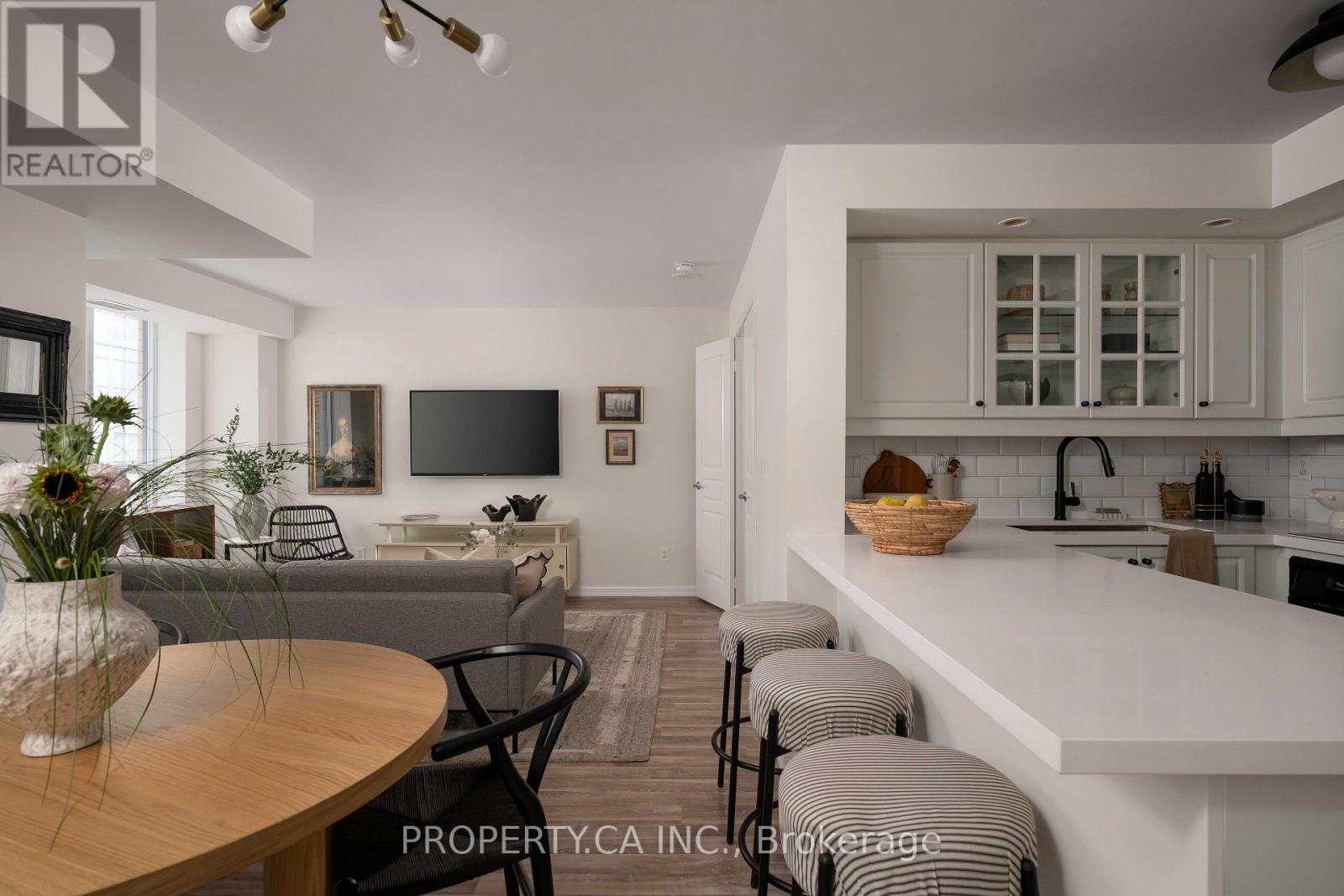 #919 - 140 Simcoe Street, Toronto, Ontario  M5H 4E9 - Photo 1 - C13765060