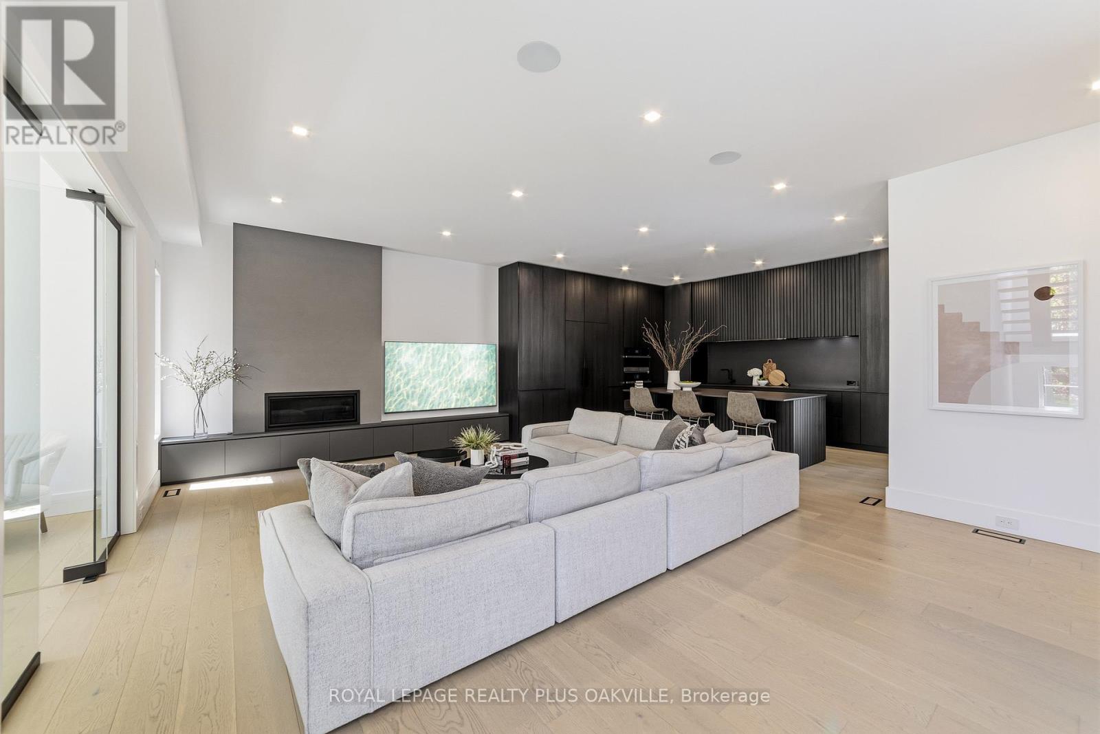 1189 Tisdale Street, Oakville, Ontario  L6L 2S9 - Photo 4 - W13765006