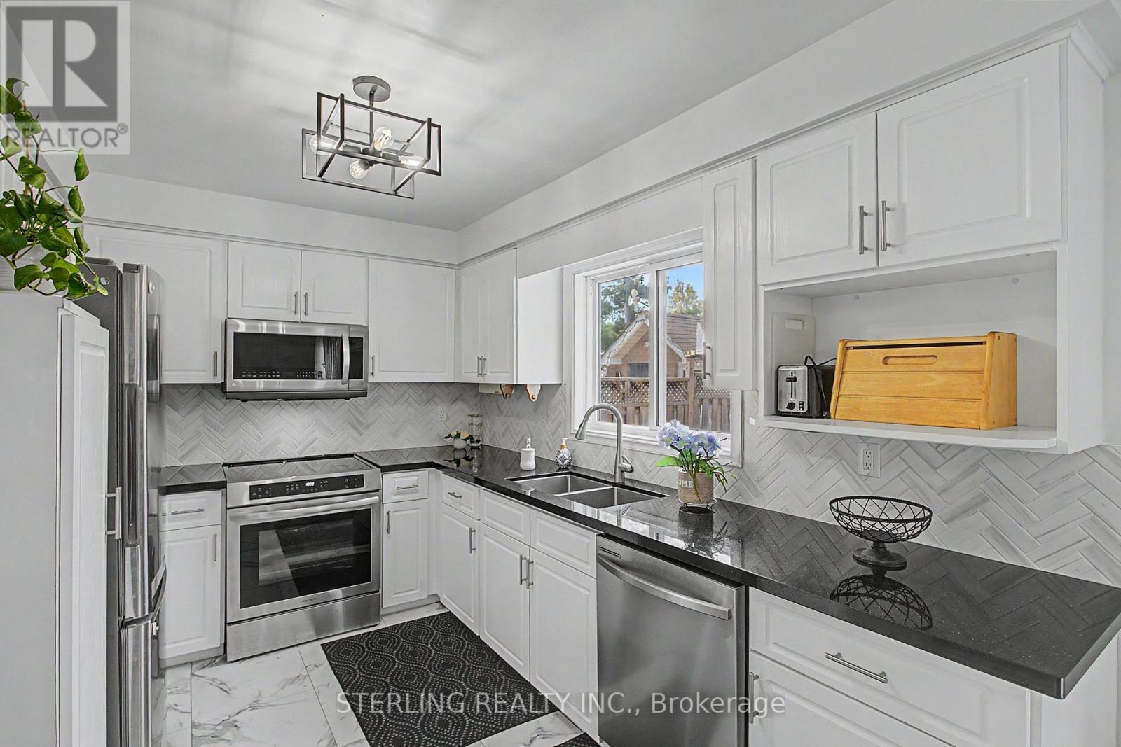 72 Sunforest Drive, Brampton, Ontario  L6Z 3Z5 - Photo 4 - W13765014