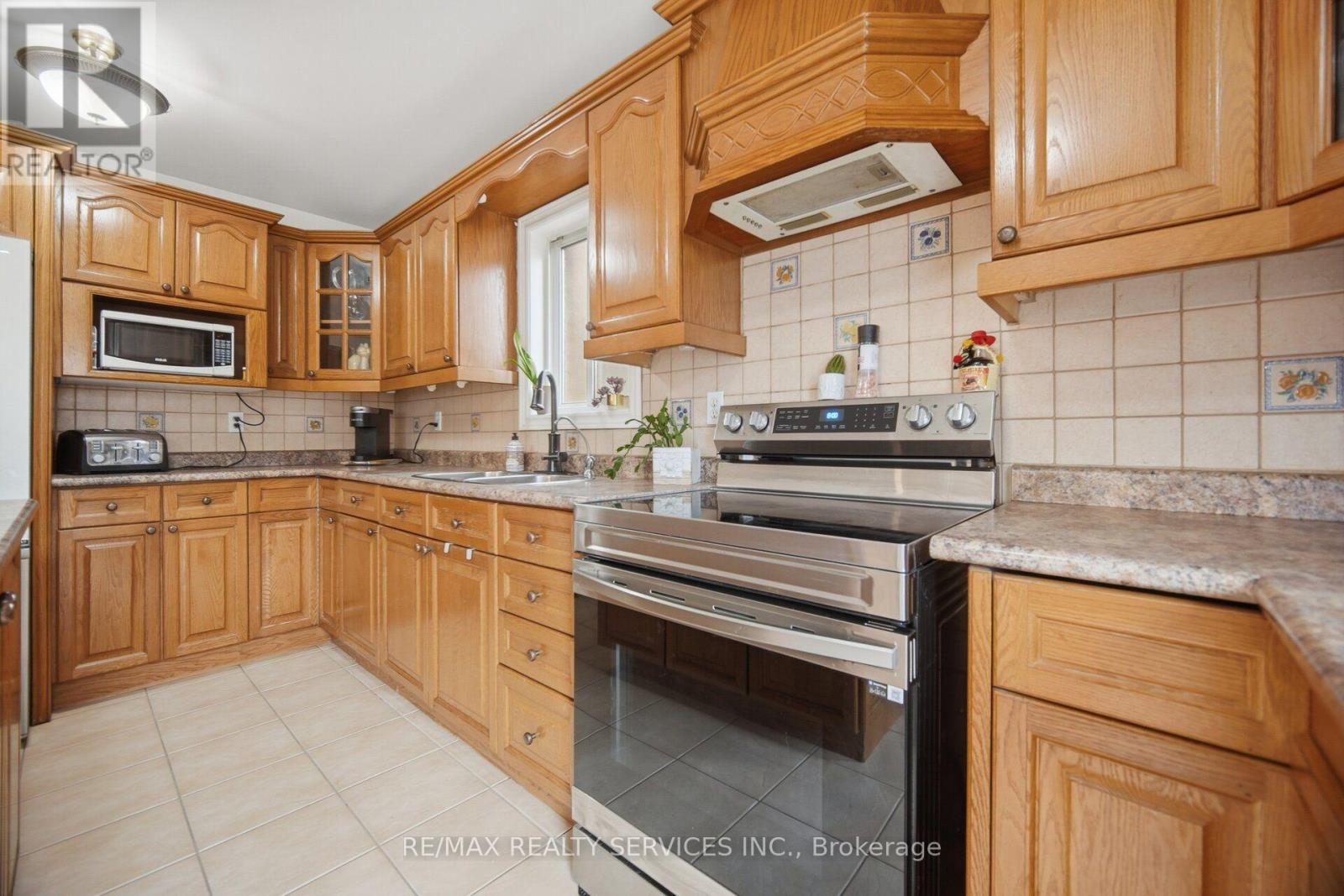 92 Farthingale Crescent, Brampton, Ontario  L7A 1W8 - Photo 10 - W13765222