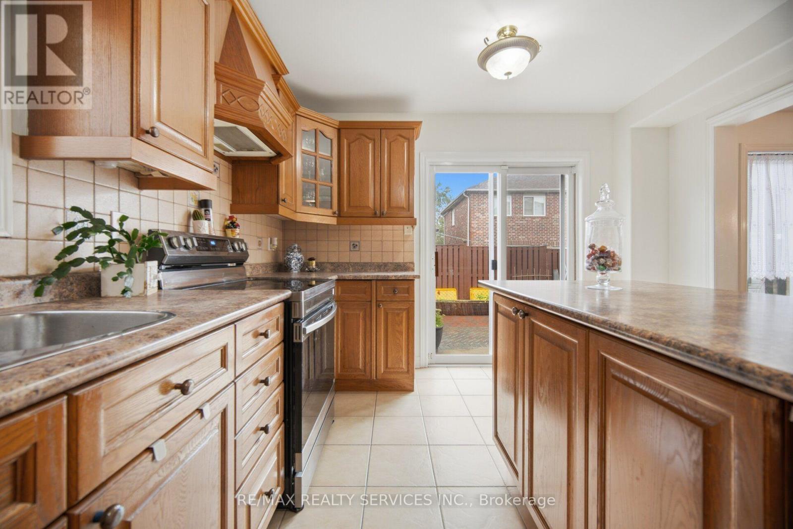 92 Farthingale Crescent, Brampton, Ontario  L7A 1W8 - Photo 11 - W13765222