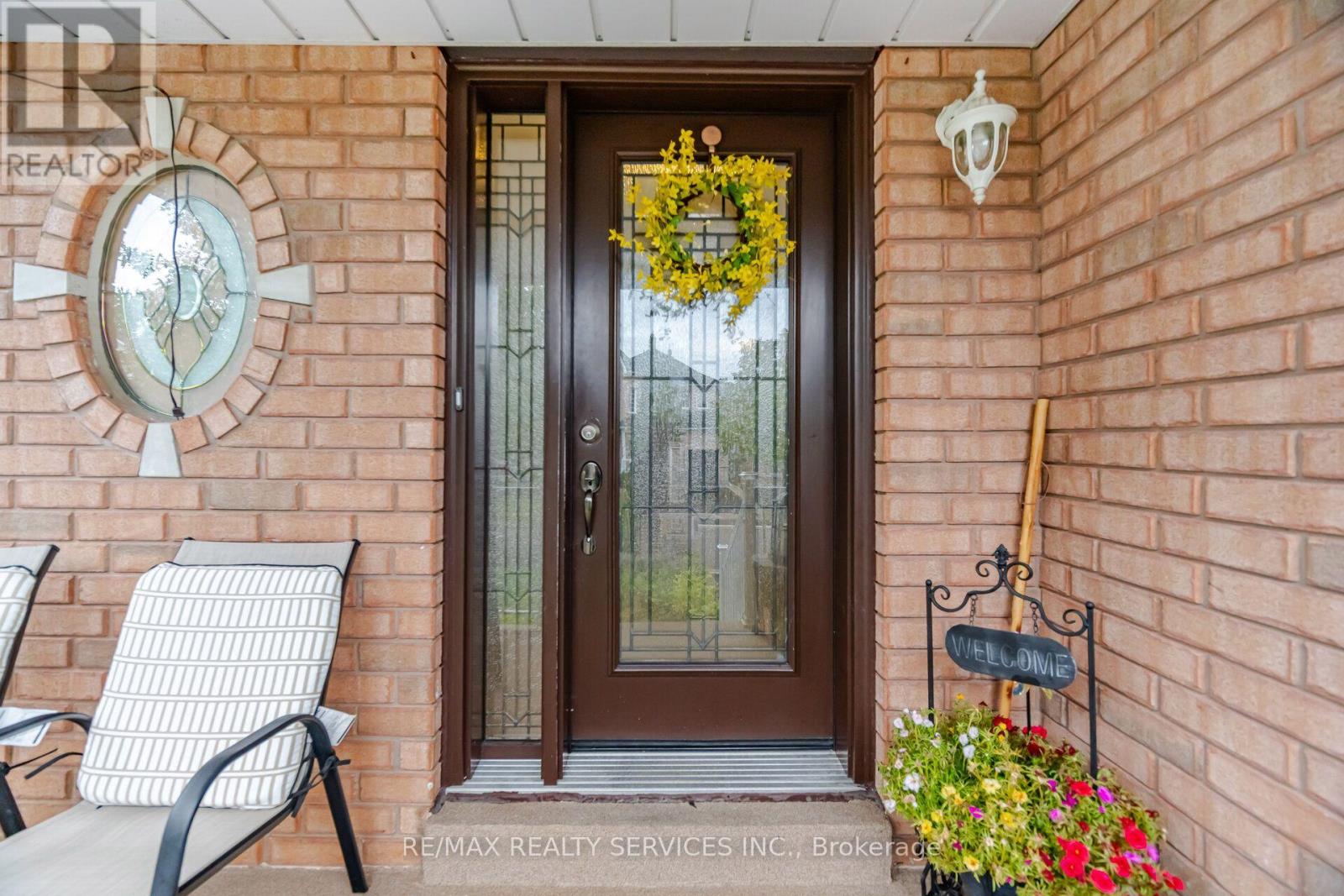 92 Farthingale Crescent, Brampton, Ontario  L7A 1W8 - Photo 4 - W13765222