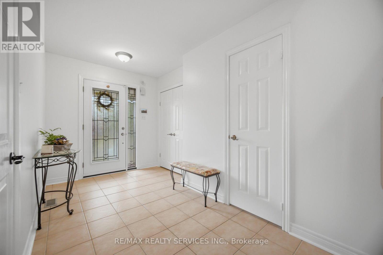 92 Farthingale Crescent, Brampton, Ontario  L7A 1W8 - Photo 5 - W13765222