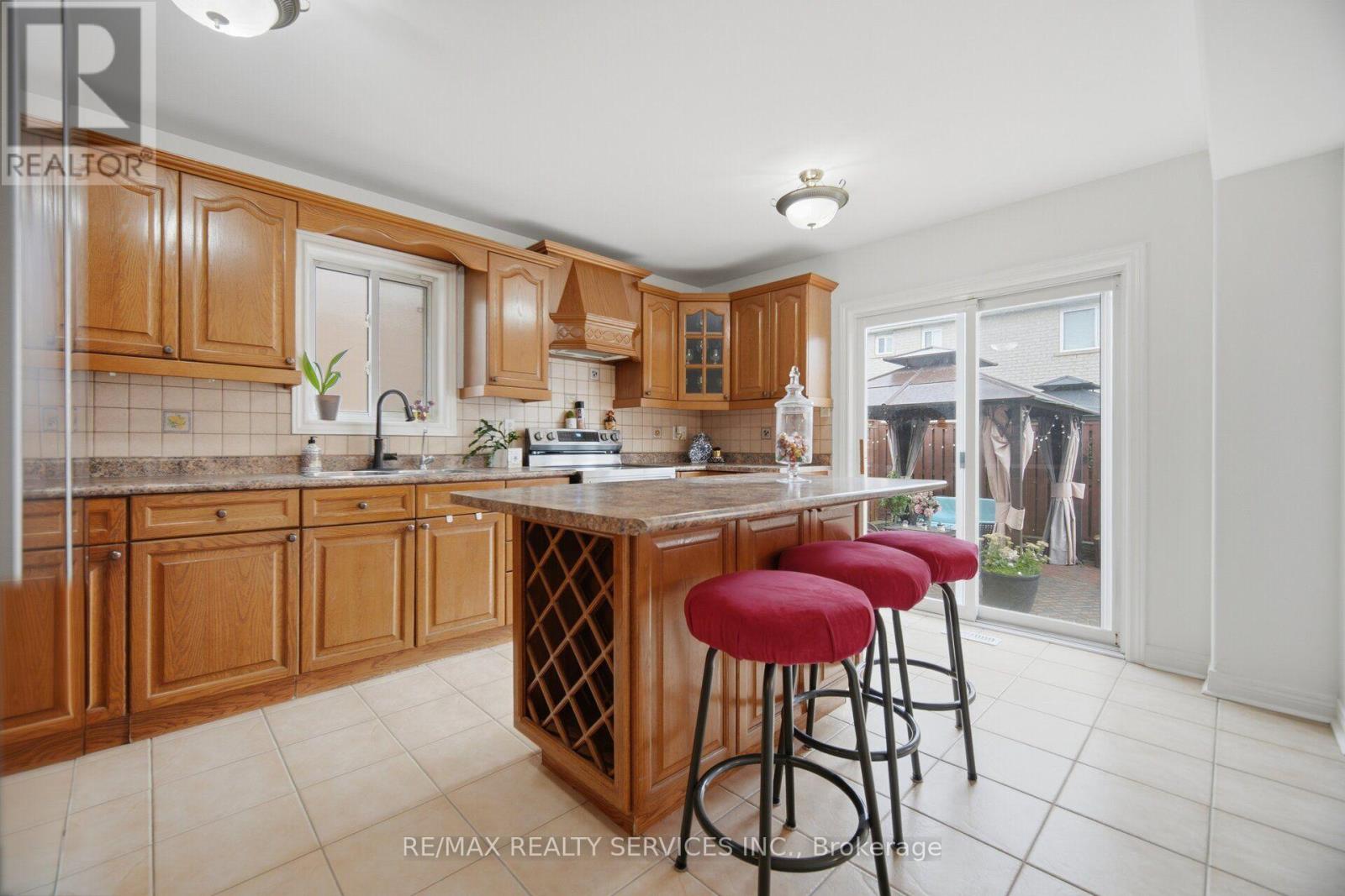 92 Farthingale Crescent, Brampton, Ontario  L7A 1W8 - Photo 8 - W13765222