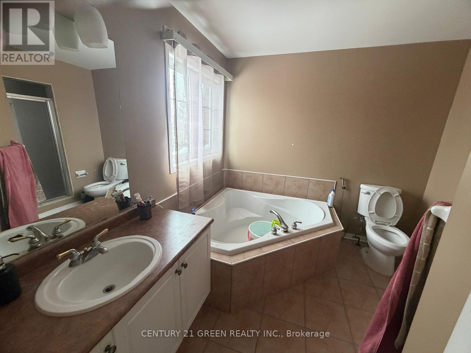 Main & 2nd Level - 68 Seaside Circle, Brampton, Ontario  L6R 2G8 - Photo 16 - W13765318