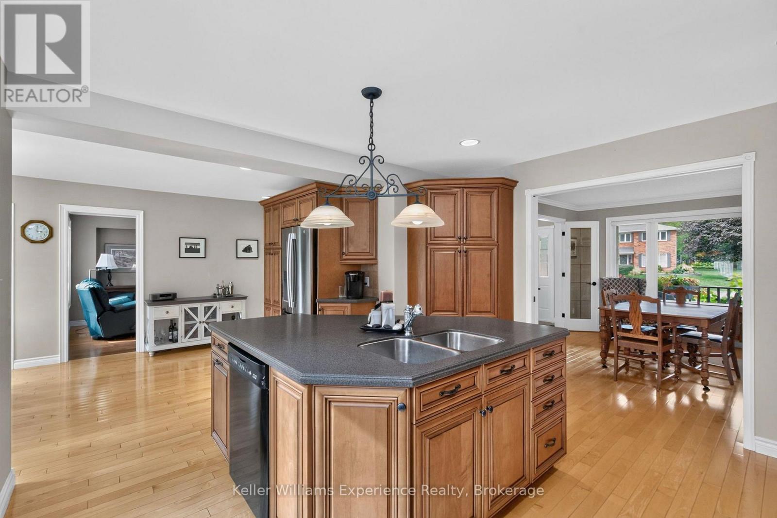 27 Rosewood Avenue, Springwater, Ontario  L0L 1X0 - Photo 11 - S13121912