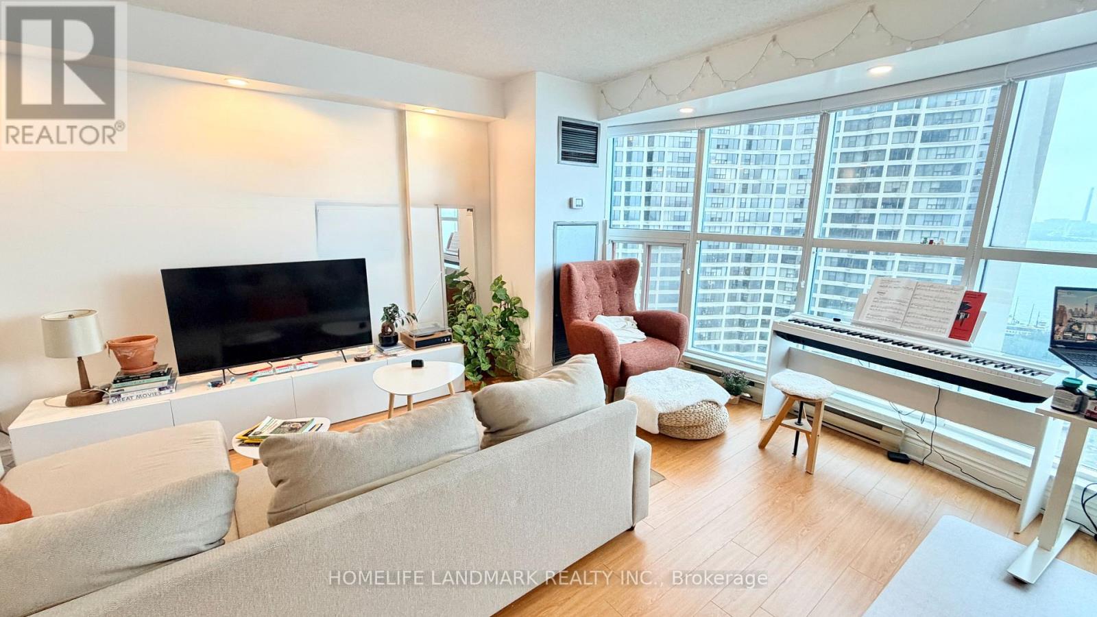 2405 - 99 Harbour Square, Toronto, Ontario M5J 2H2 - Photo 4 - C13765586