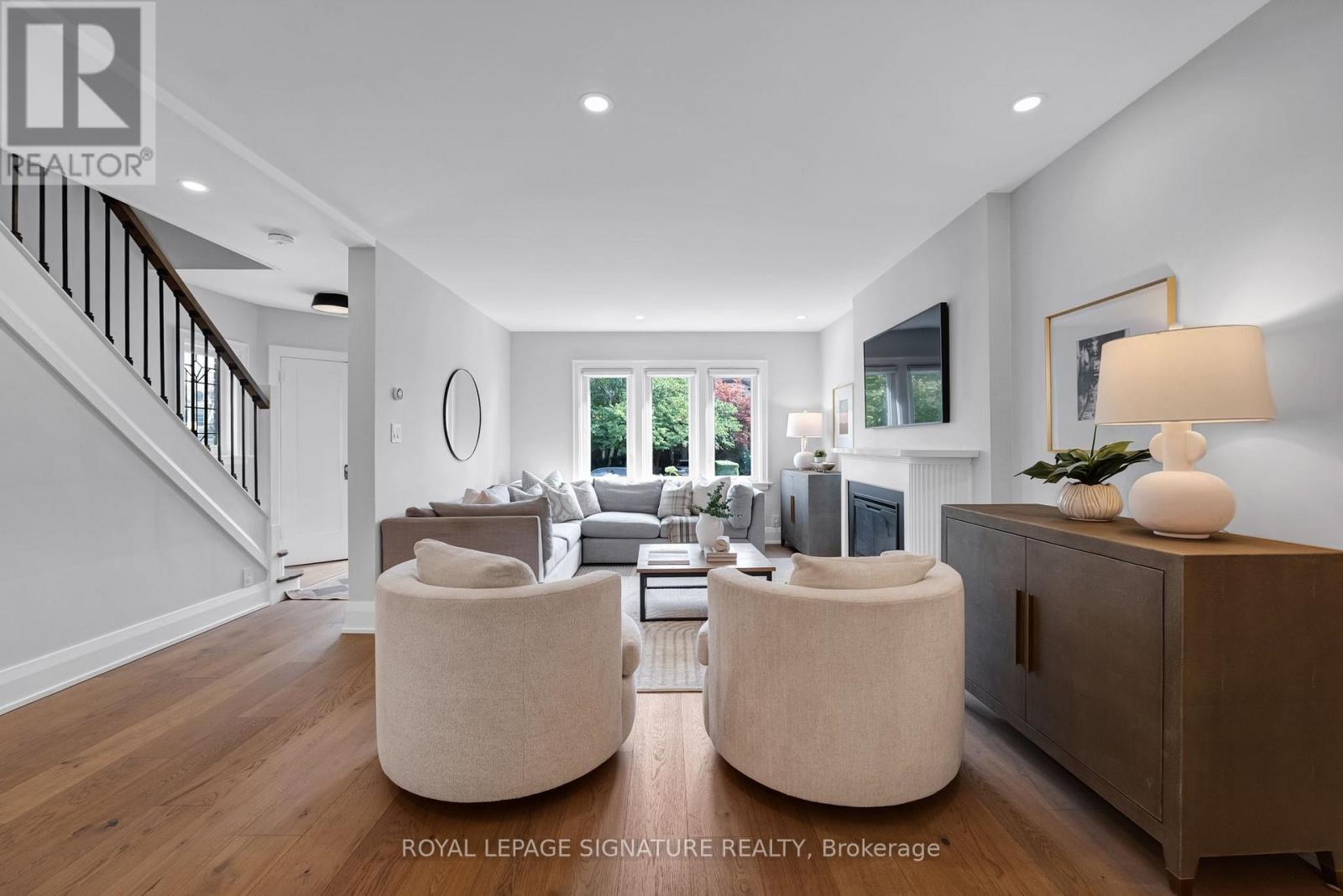 124 Donlea Drive, Toronto, Ontario  M4G 2M5 - Photo 2 - C13765594