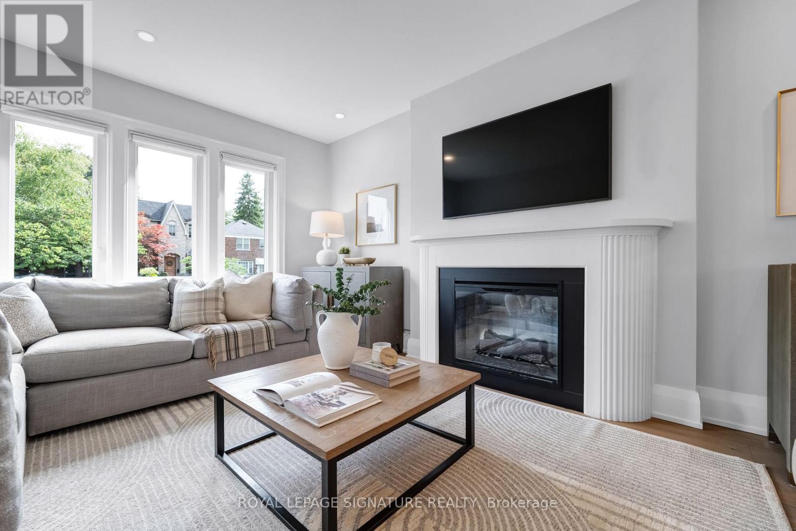 124 Donlea Drive, Toronto, Ontario  M4G 2M5 - Photo 4 - C13765594