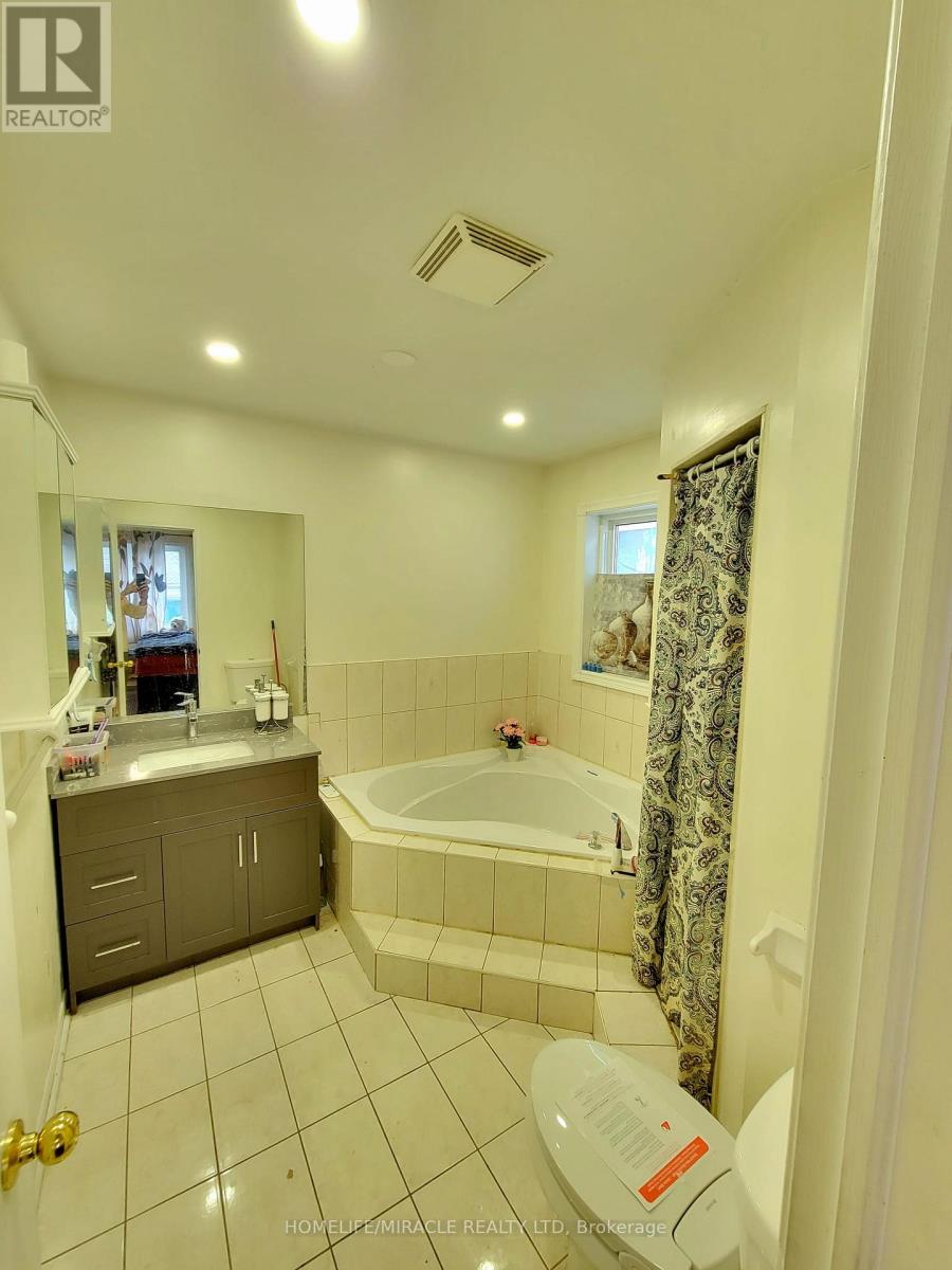 Upper - 6959 Tassel Crescent, Mississauga, Ontario  L5W 1G9 - Photo 14 - W13765490