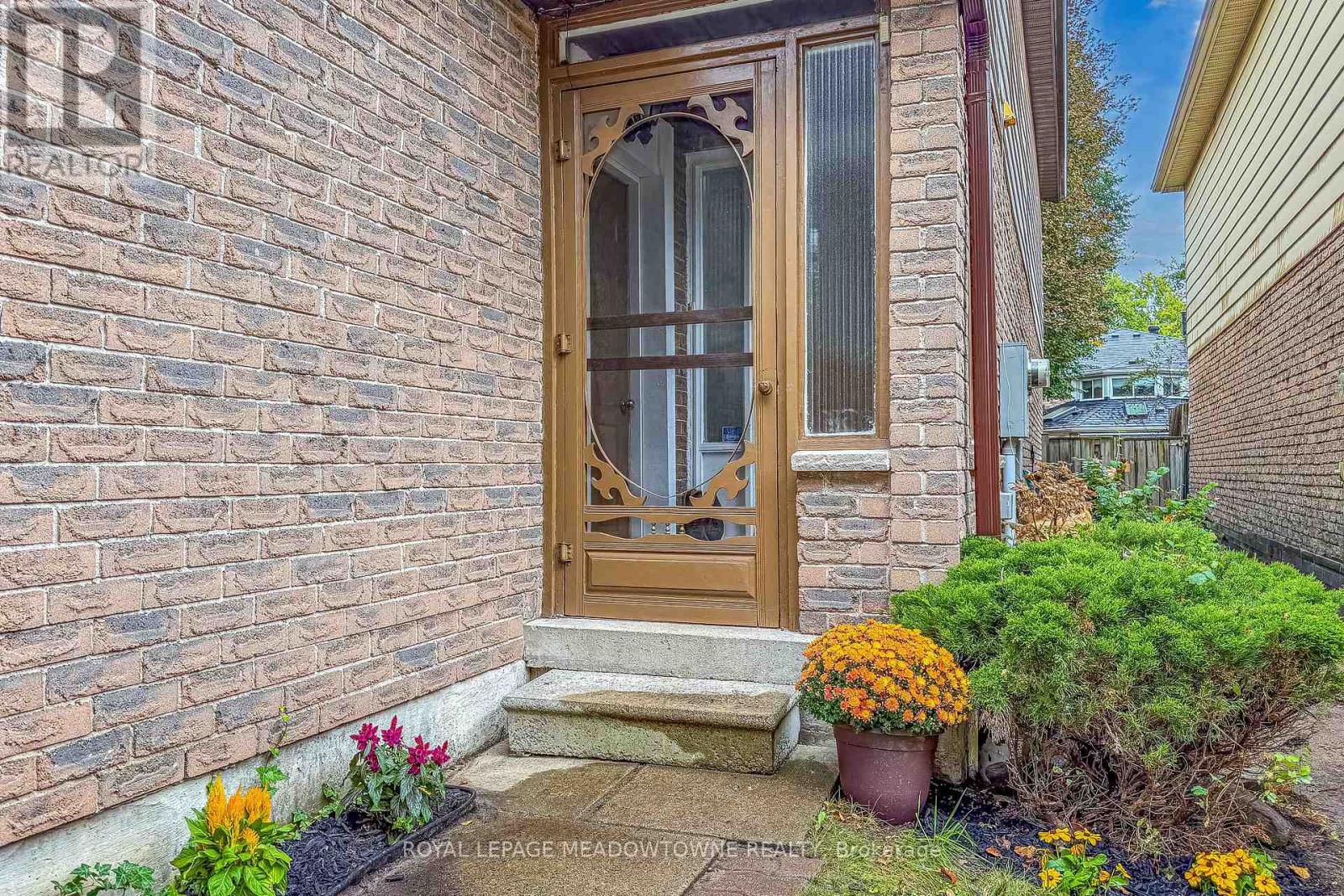 3089 Plum Tree Crescent, Mississauga, Ontario  L5N 4X2 - Photo 4 - W13765520