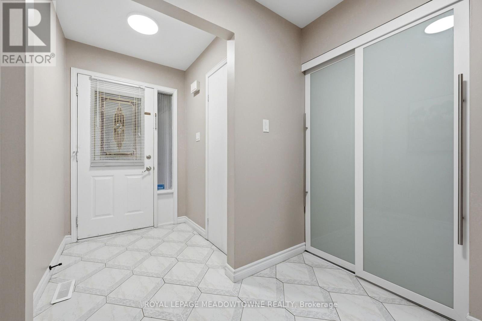 3089 Plum Tree Crescent, Mississauga, Ontario  L5N 4X2 - Photo 5 - W13765520