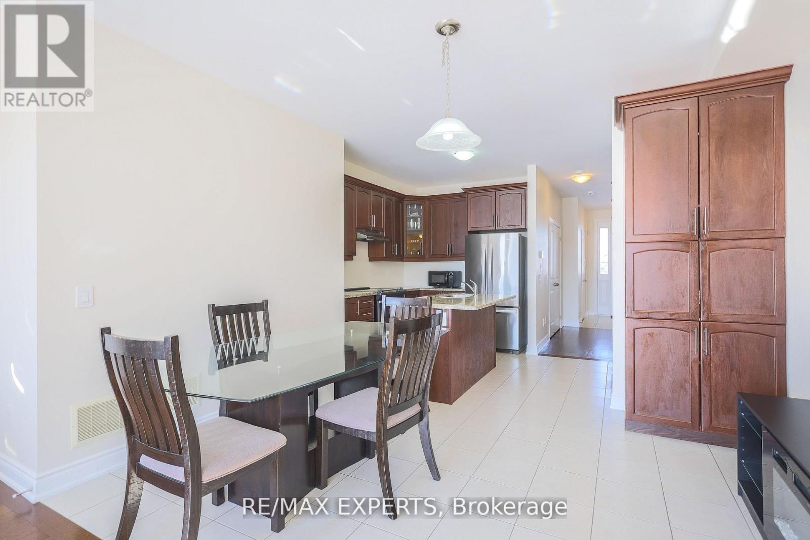 27 Hogan Manor Drive, Brampton, Ontario  L7A 4V3 - Photo 5 - W13753930