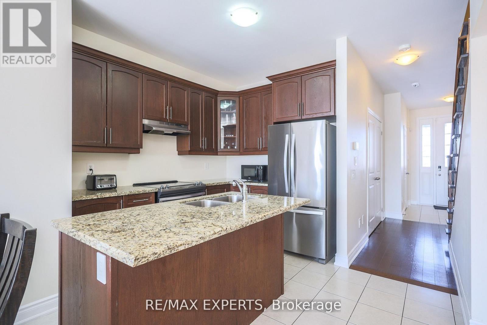 27 Hogan Manor Drive, Brampton, Ontario  L7A 4V3 - Photo 2 - W13753930