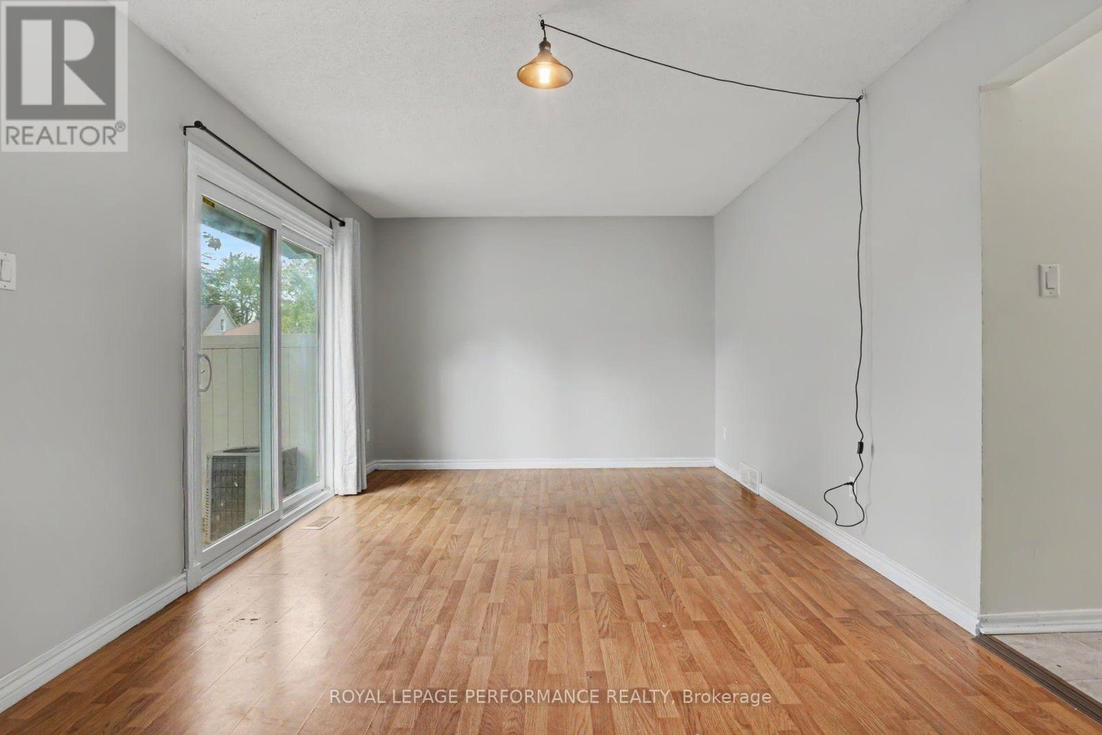 1394 Ridgebrook Drive, Ottawa, Ontario  K1B 4T2 - Photo 4 - X13766126