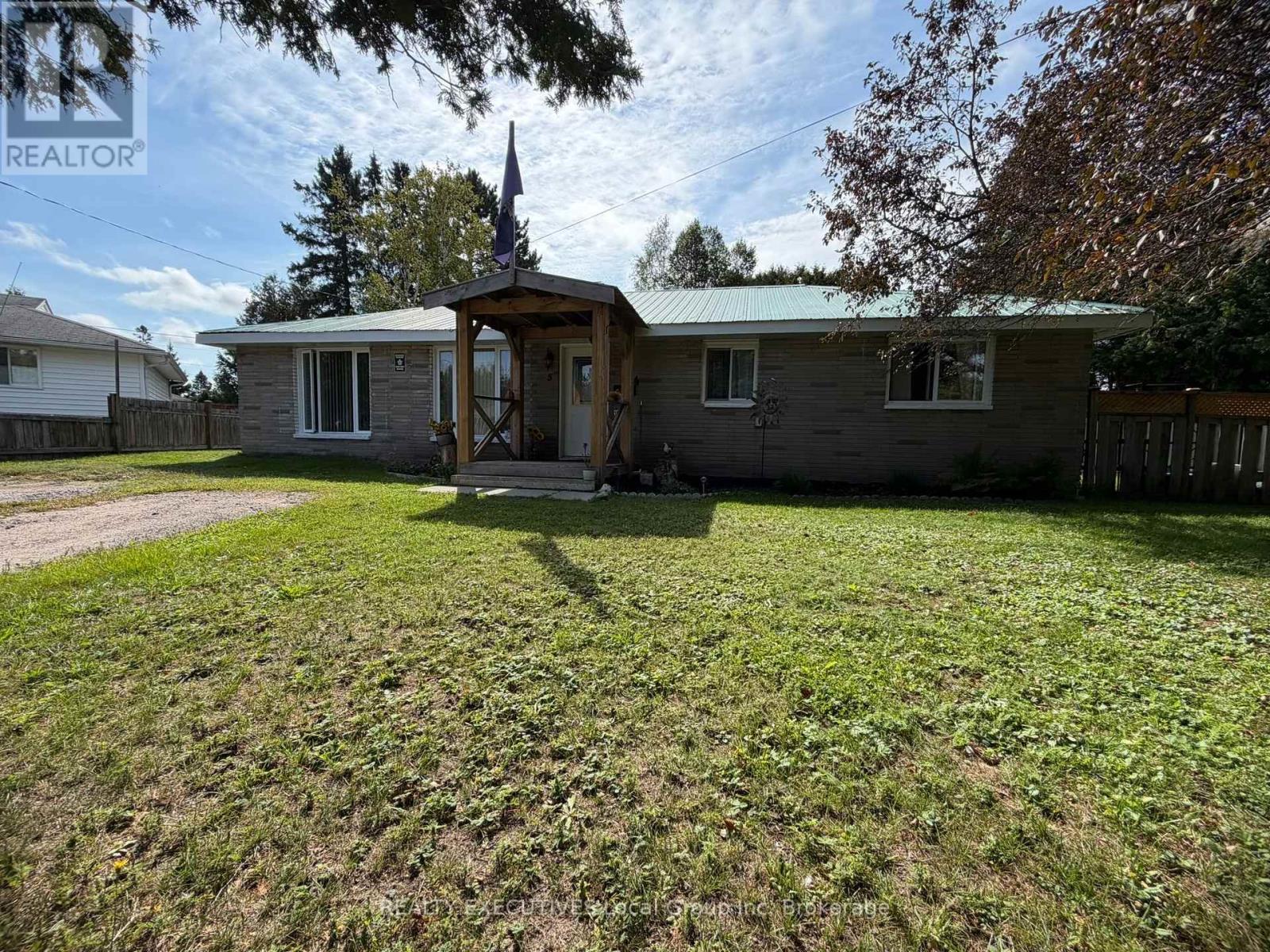5 Ralph Place, North Bay, Ontario  P1A 1L3 - Photo 2 - X13765898