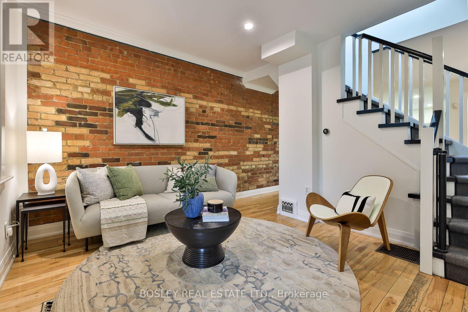 32 MOUNTALAN AVENUE, Toronto, Ontario