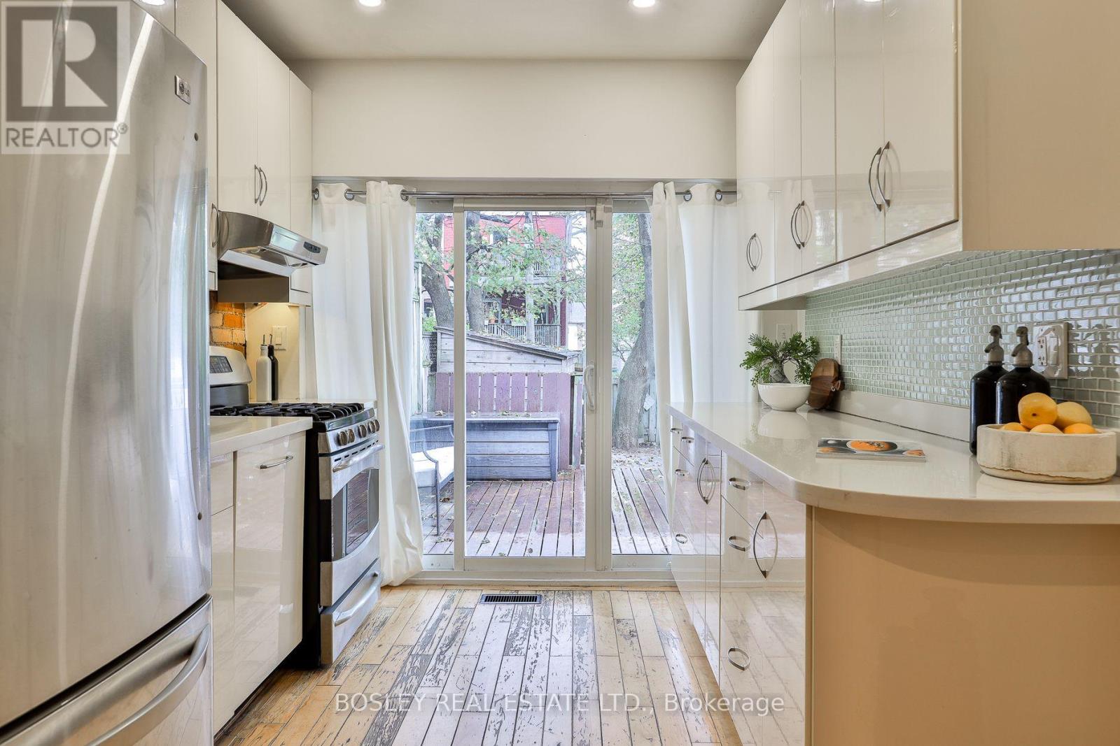 32 Mountalan Avenue, Toronto, Ontario  M4J 1H4 - Photo 12 - E13766078