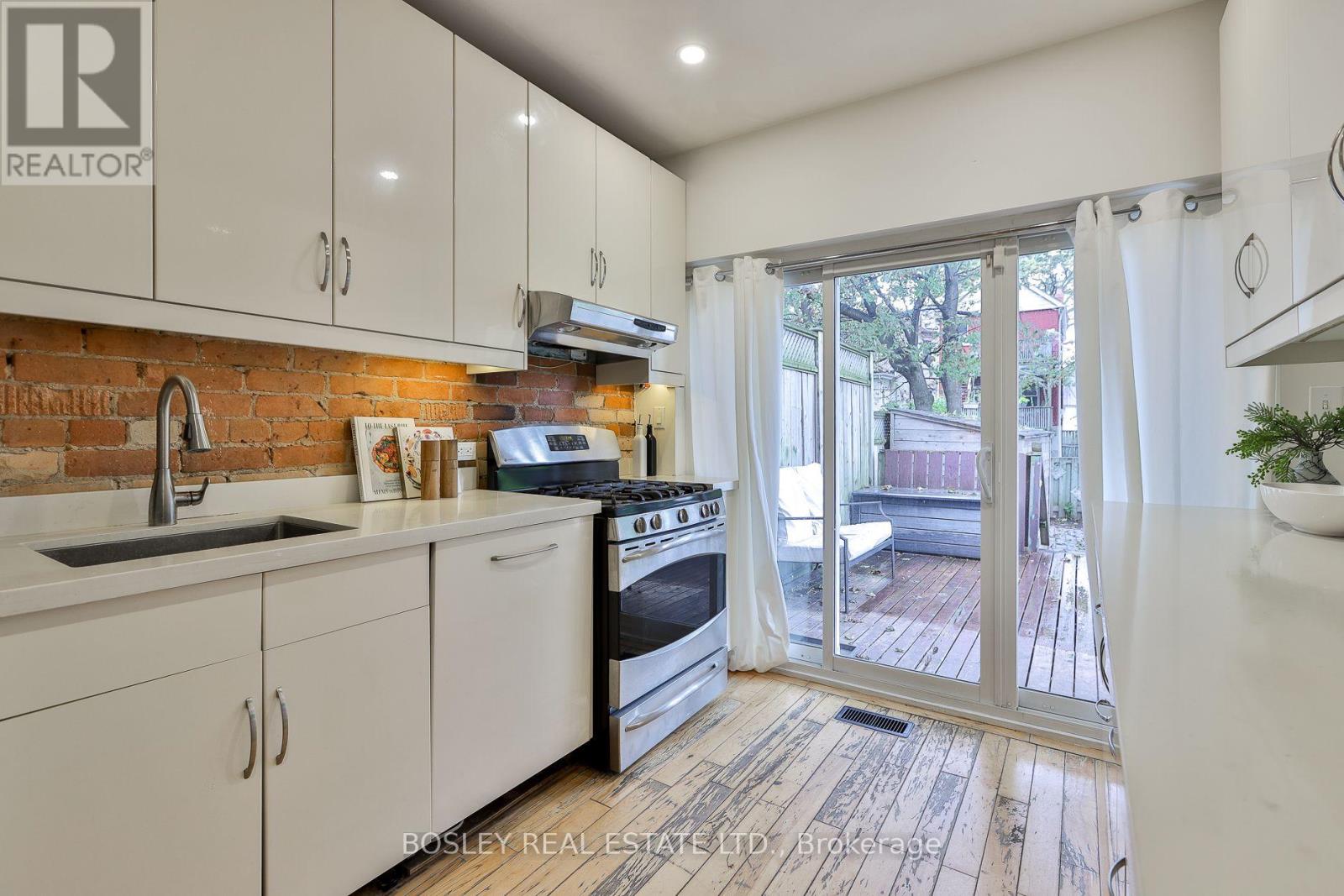 32 Mountalan Avenue, Toronto, Ontario  M4J 1H4 - Photo 13 - E13766078
