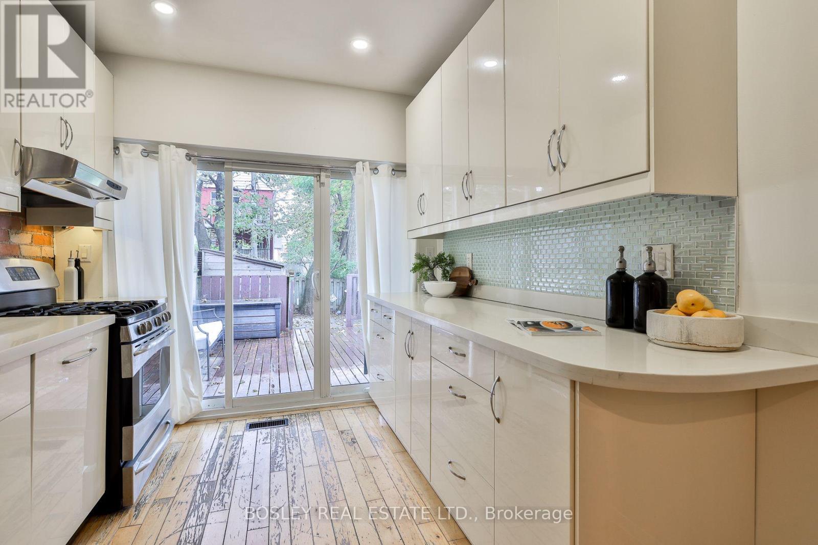 32 Mountalan Avenue, Toronto, Ontario  M4J 1H4 - Photo 15 - E13766078