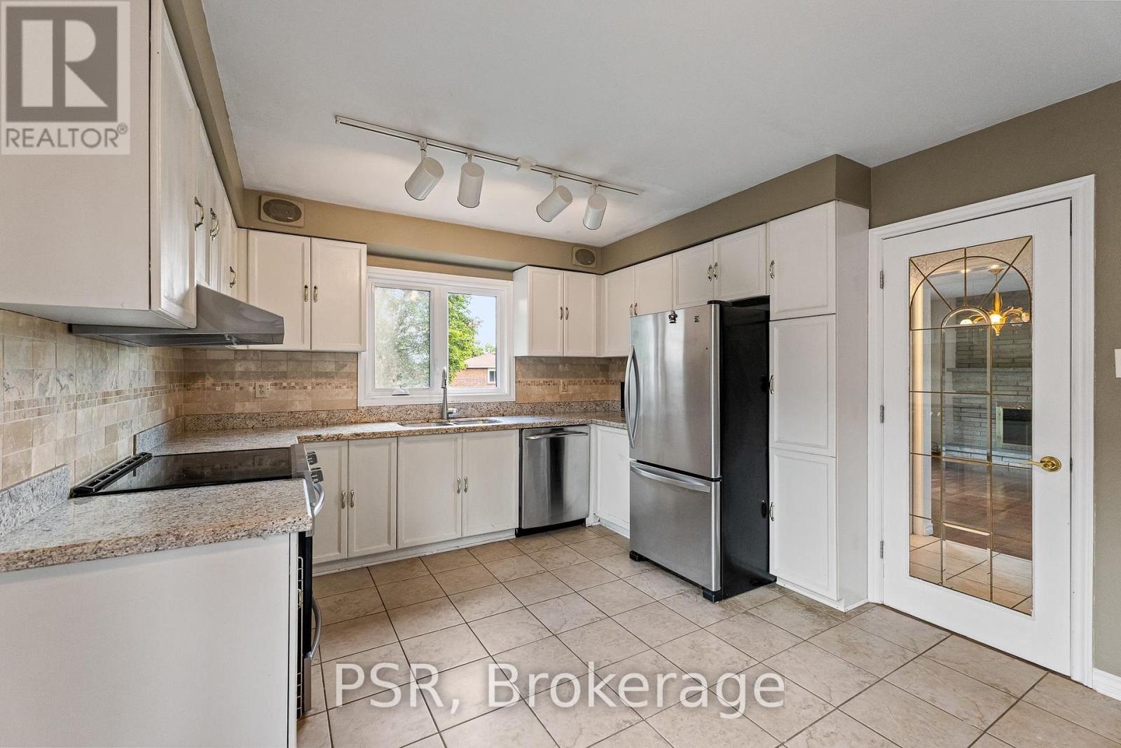 6 Lippincott Court, Richmond Hill (North Richvale), Ontario  L4C 7M5 - Photo 11 - N13765838