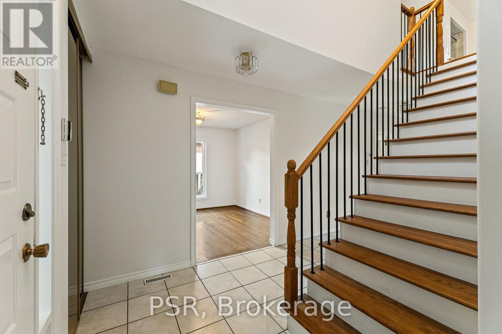 6 Lippincott Court, Richmond Hill (North Richvale), Ontario  L4C 7M5 - Photo 3 - N13765838