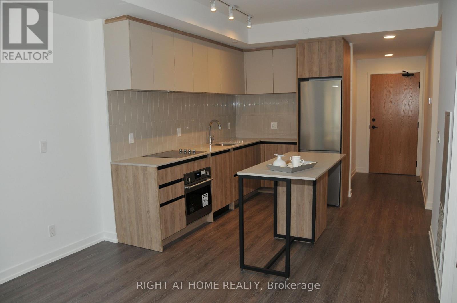 221 - 8 Beverley Glen Boulevard, Vaughan (Beverley Glen), Ontario  L4J 8N8 - Photo 2 - N13765922