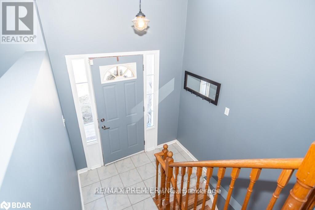 Main - 11 Draper Crescent, Barrie, Ontario L4N 8B1 - Photo 2 - S13765992