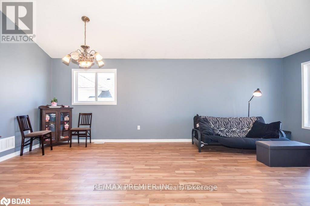 Main - 11 Draper Crescent, Barrie, Ontario L4N 8B1 - Photo 4 - S13765992
