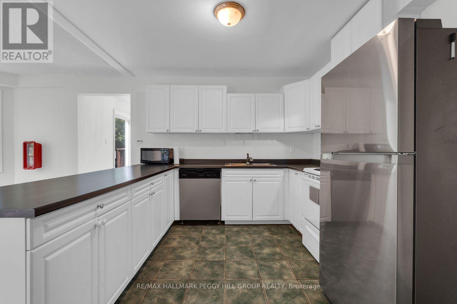 9 Little Lake Drive, Barrie, Ontario  L4M 7B9 - Photo 4 - S13766092