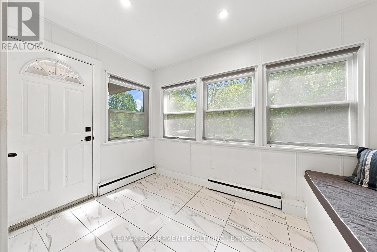 2177 Lakeshore Road, Burlington, Ontario  L7R 1A5 - Photo 3 - W13765678