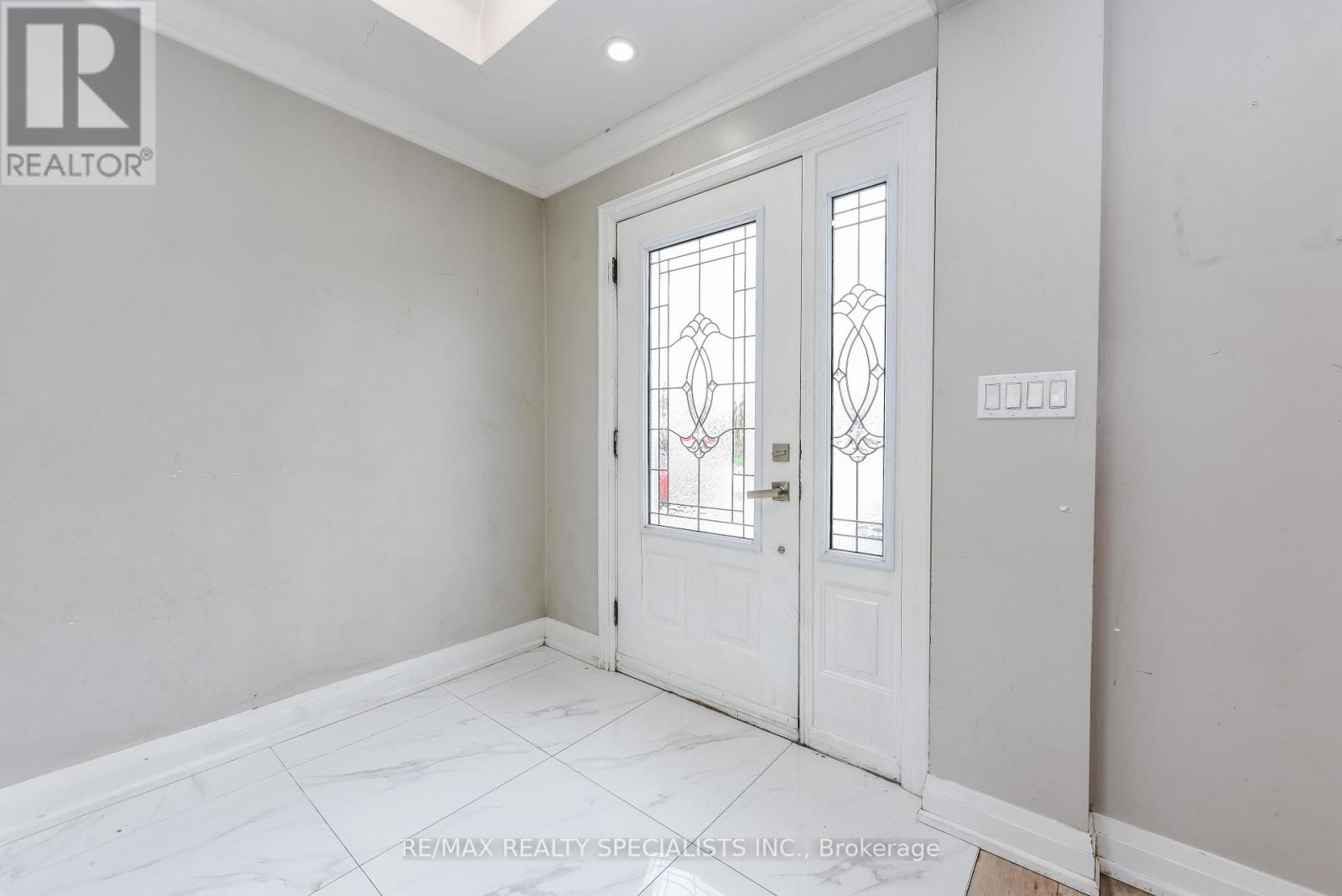 Upper - 137 Avondale Boulevard, Brampton, Ontario  L6T 1H5 - Photo 1 - W13765694
