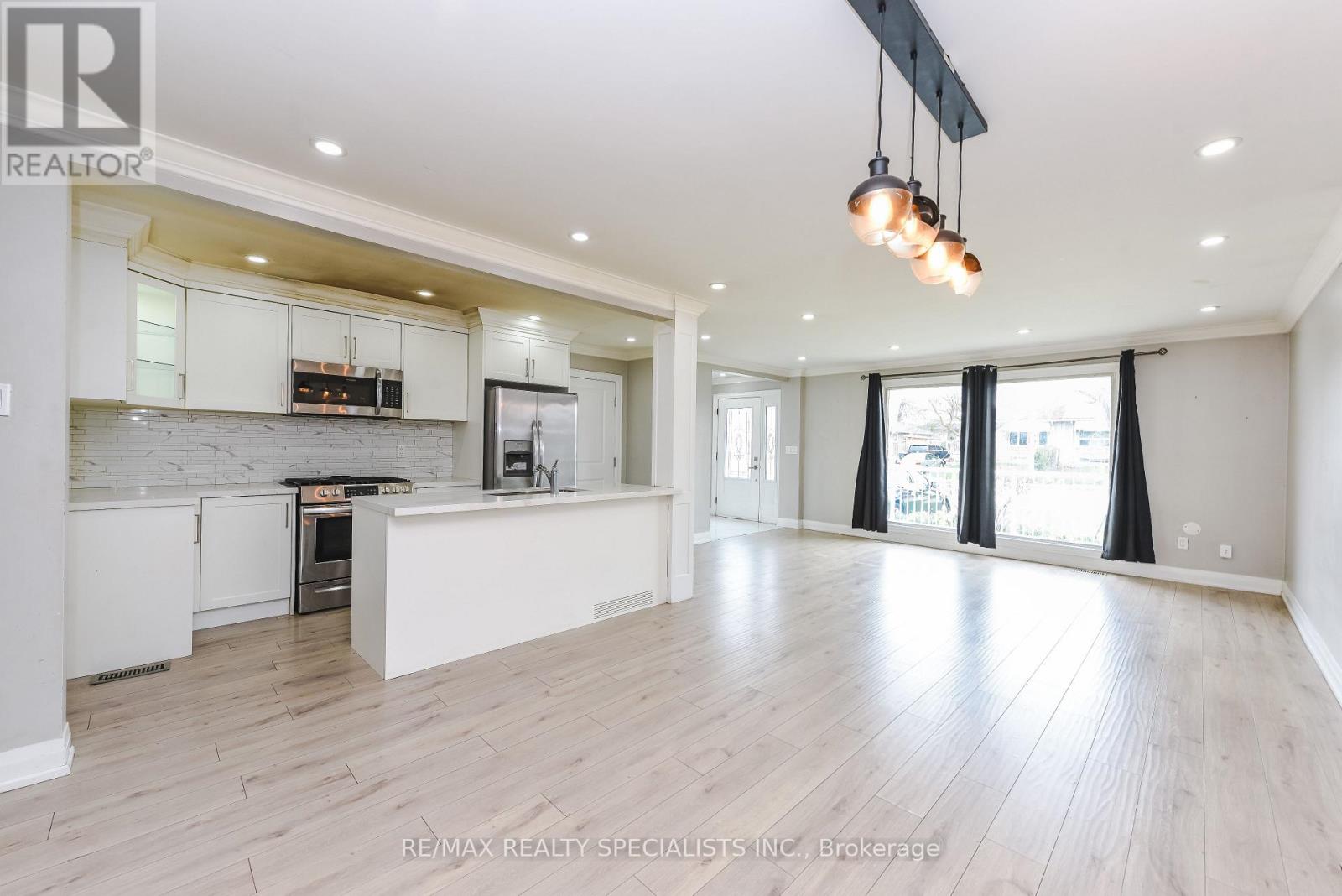 Upper - 137 Avondale Boulevard, Brampton, Ontario  L6T 1H5 - Photo 11 - W13765694