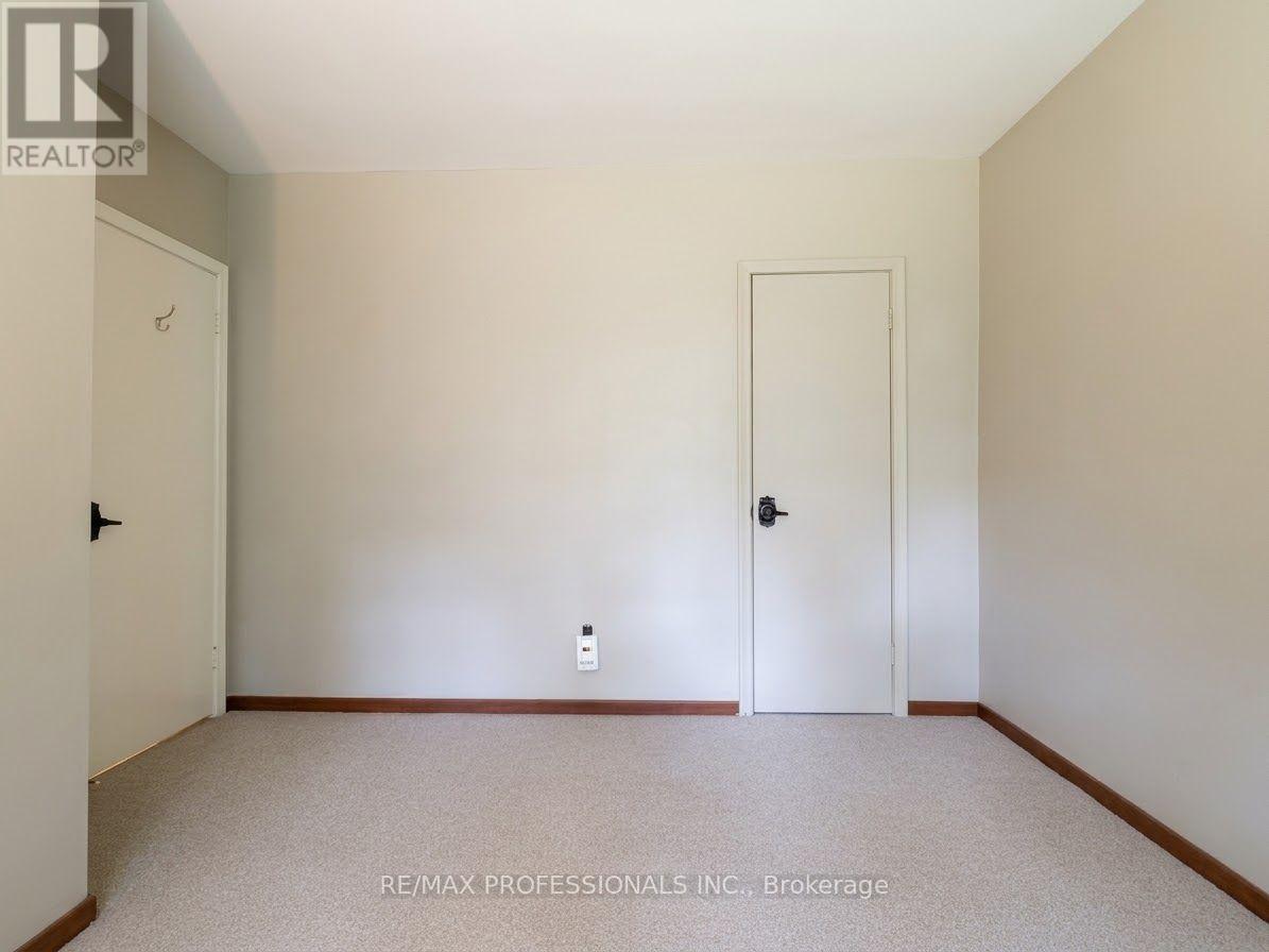 31 Cheshire Drive, Toronto, Ontario  M9B 2N7 - Photo 11 - W13765736