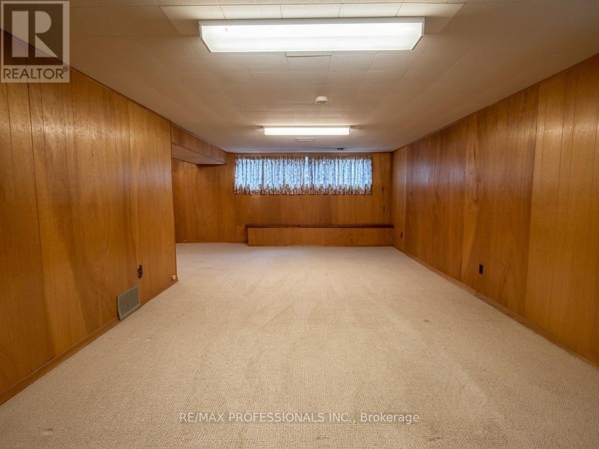 31 Cheshire Drive, Toronto, Ontario  M9B 2N7 - Photo 12 - W13765736