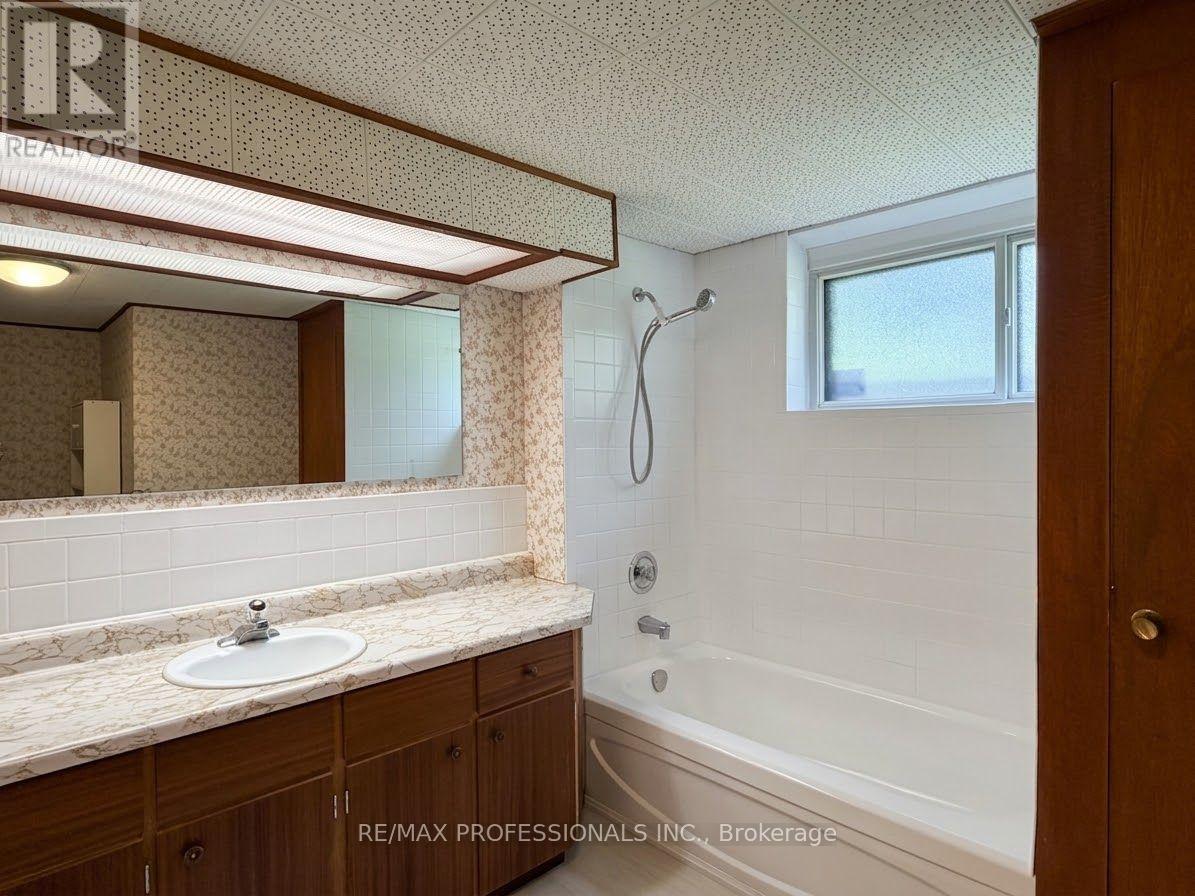 31 Cheshire Drive, Toronto, Ontario  M9B 2N7 - Photo 13 - W13765736