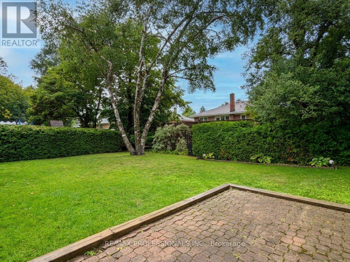 31 Cheshire Drive, Toronto, Ontario  M9B 2N7 - Photo 14 - W13765736