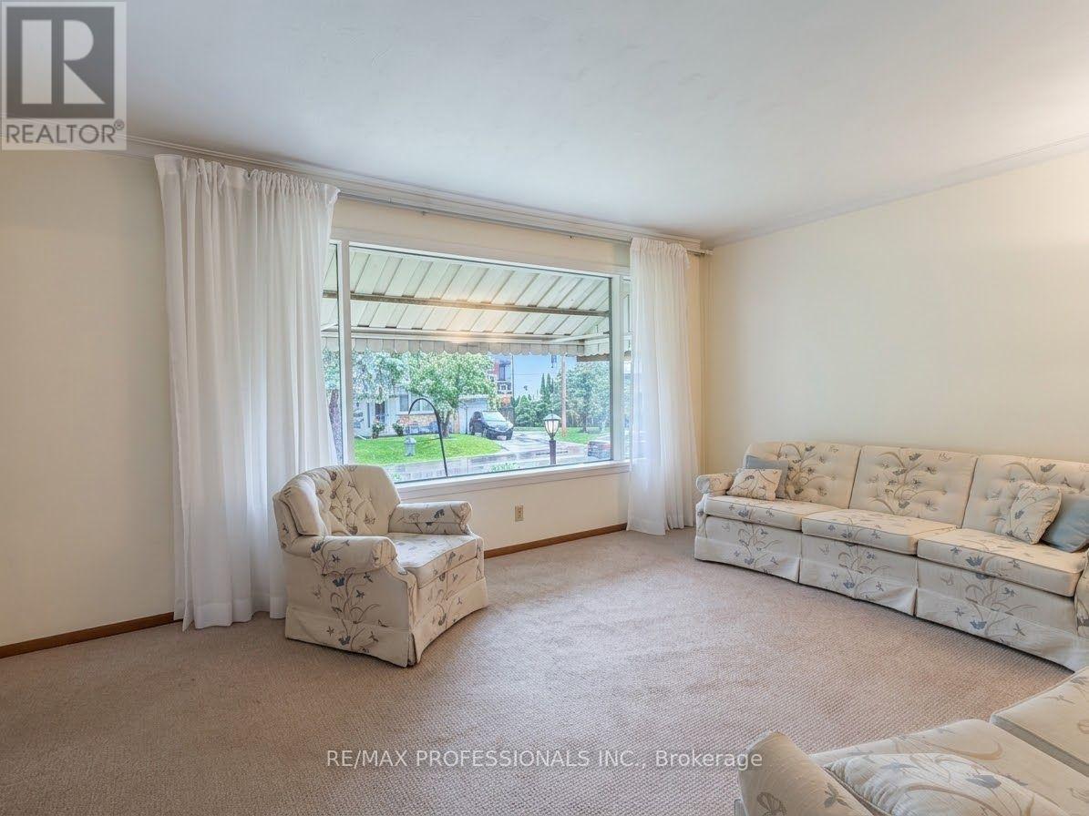 31 Cheshire Drive, Toronto, Ontario  M9B 2N7 - Photo 2 - W13765736