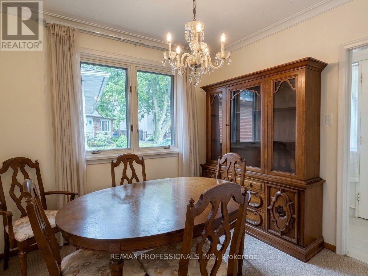 31 Cheshire Drive, Toronto, Ontario  M9B 2N7 - Photo 3 - W13765736