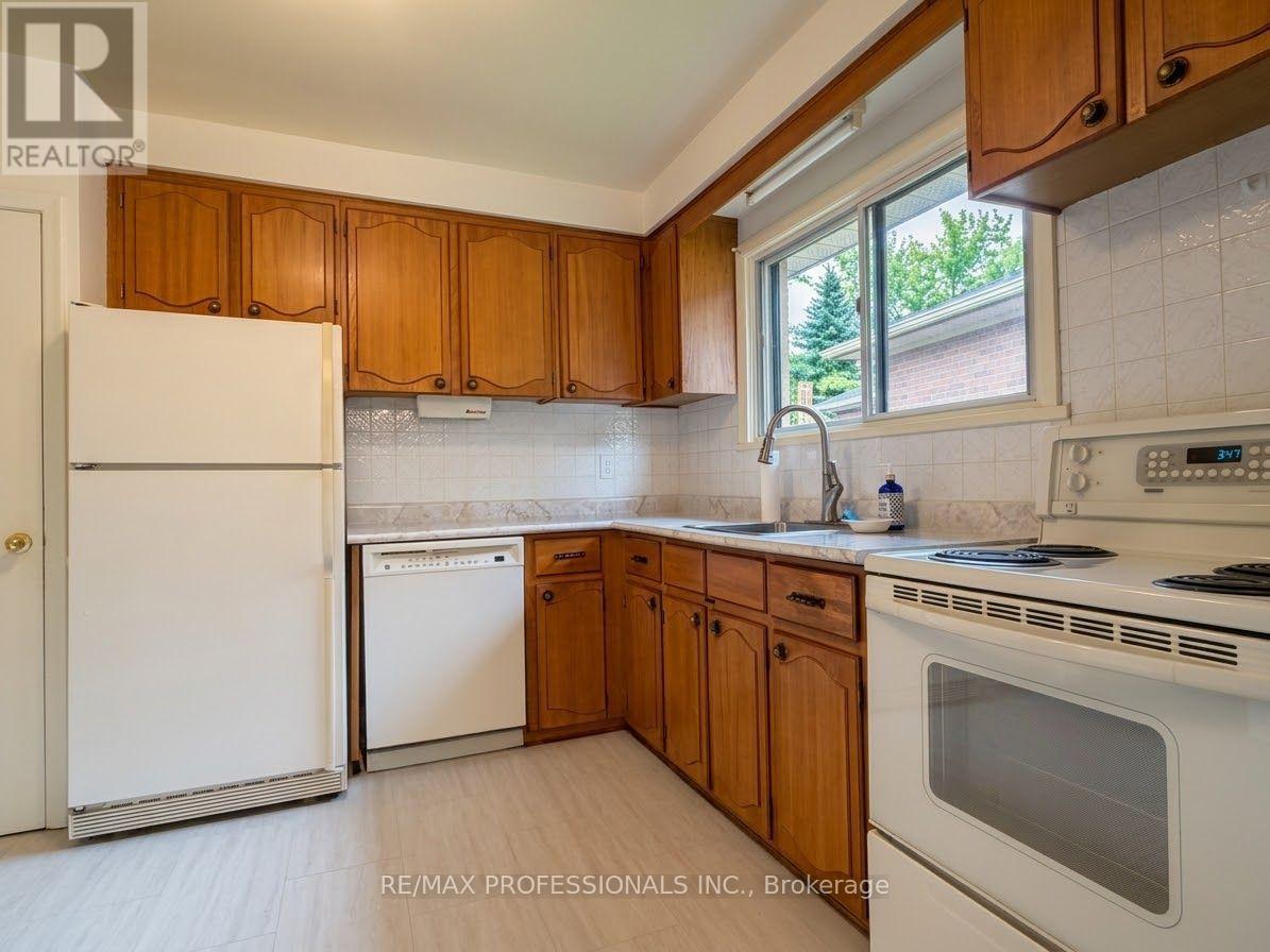 31 Cheshire Drive, Toronto, Ontario  M9B 2N7 - Photo 4 - W13765736