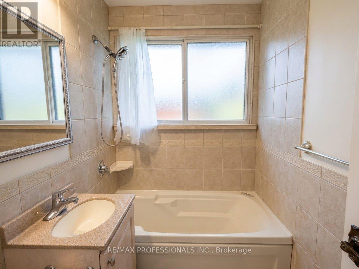 31 Cheshire Drive, Toronto, Ontario  M9B 2N7 - Photo 5 - W13765736