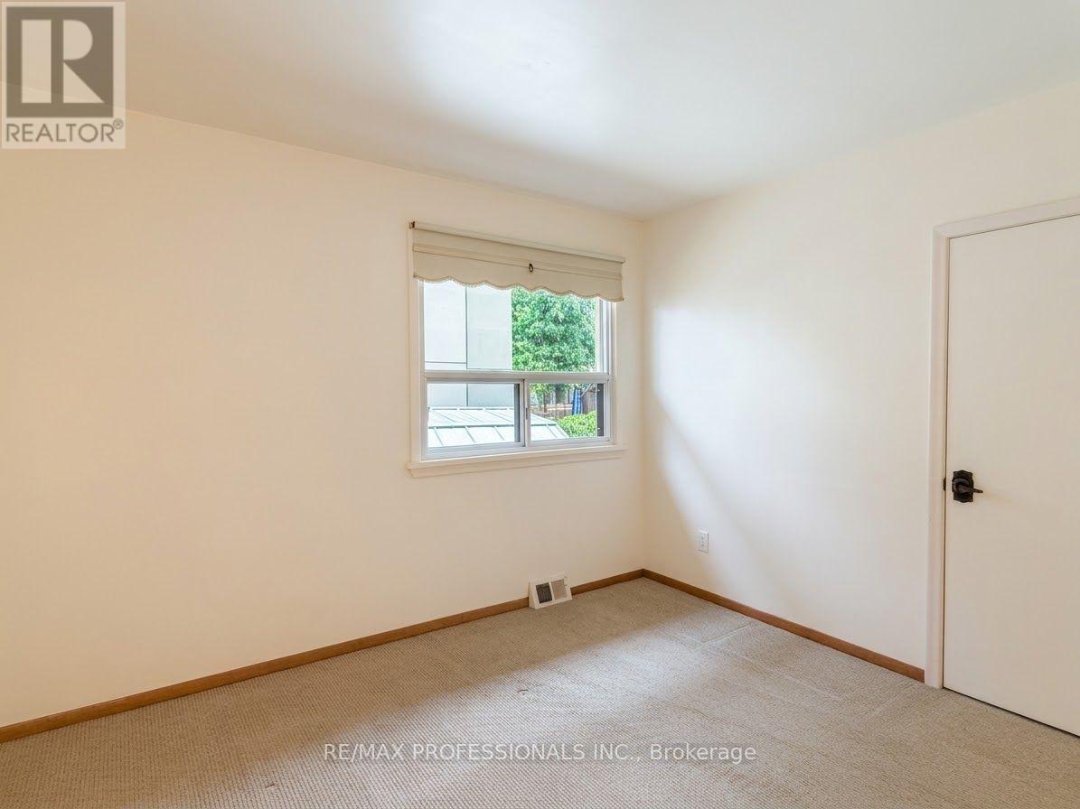 31 Cheshire Drive, Toronto, Ontario  M9B 2N7 - Photo 6 - W13765736