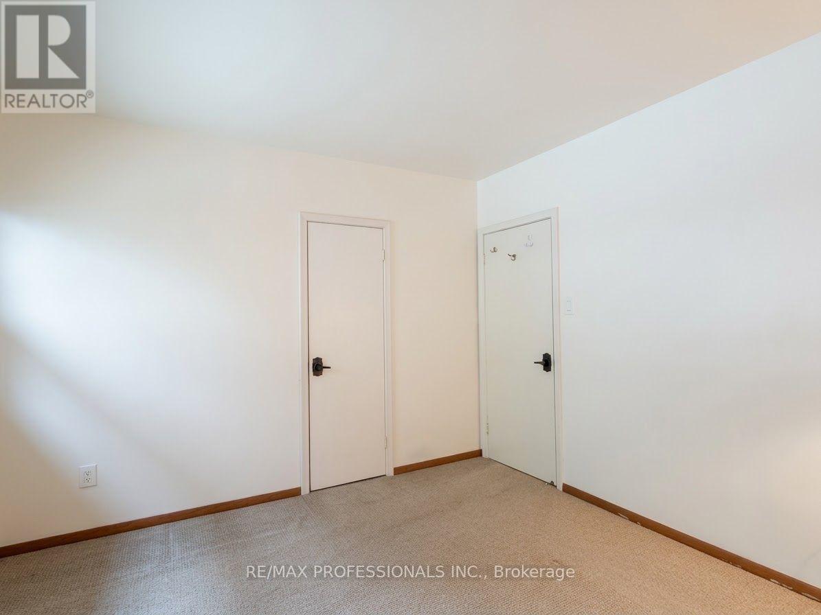31 Cheshire Drive, Toronto, Ontario  M9B 2N7 - Photo 7 - W13765736